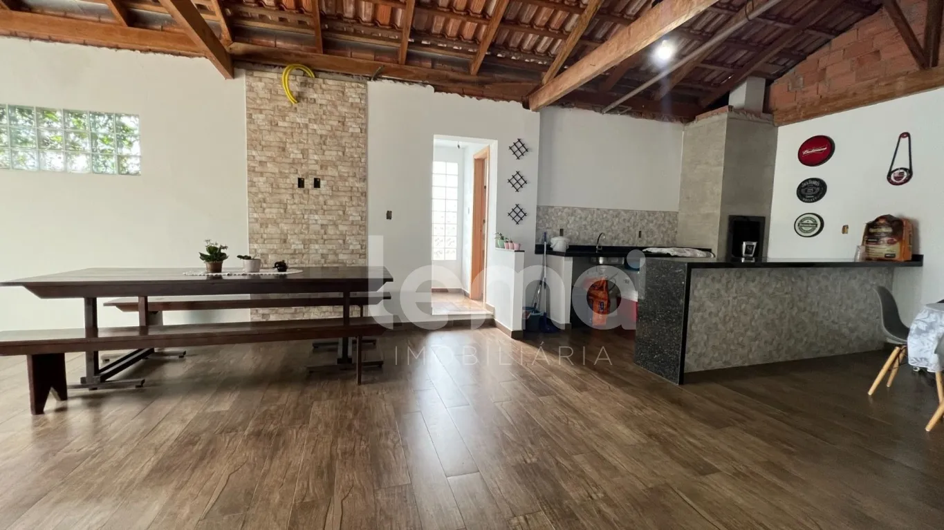 Casa muito espaçosa localizada em rua tranquila e sem saída no Bairro Escola Agrícola. — foto 4