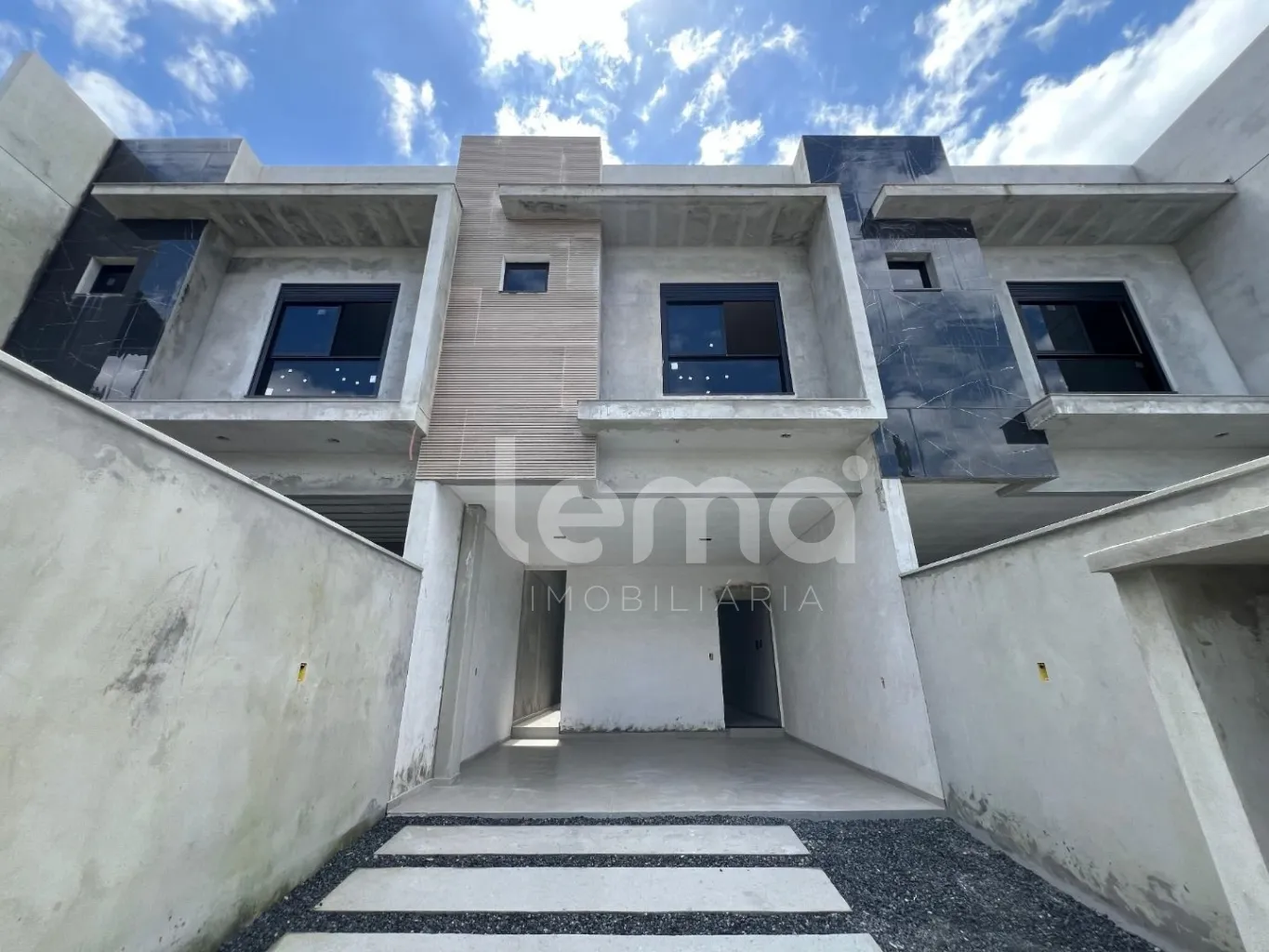 Sobrado com 3 suítes, no bairro Escola Agrícola. - foto 1