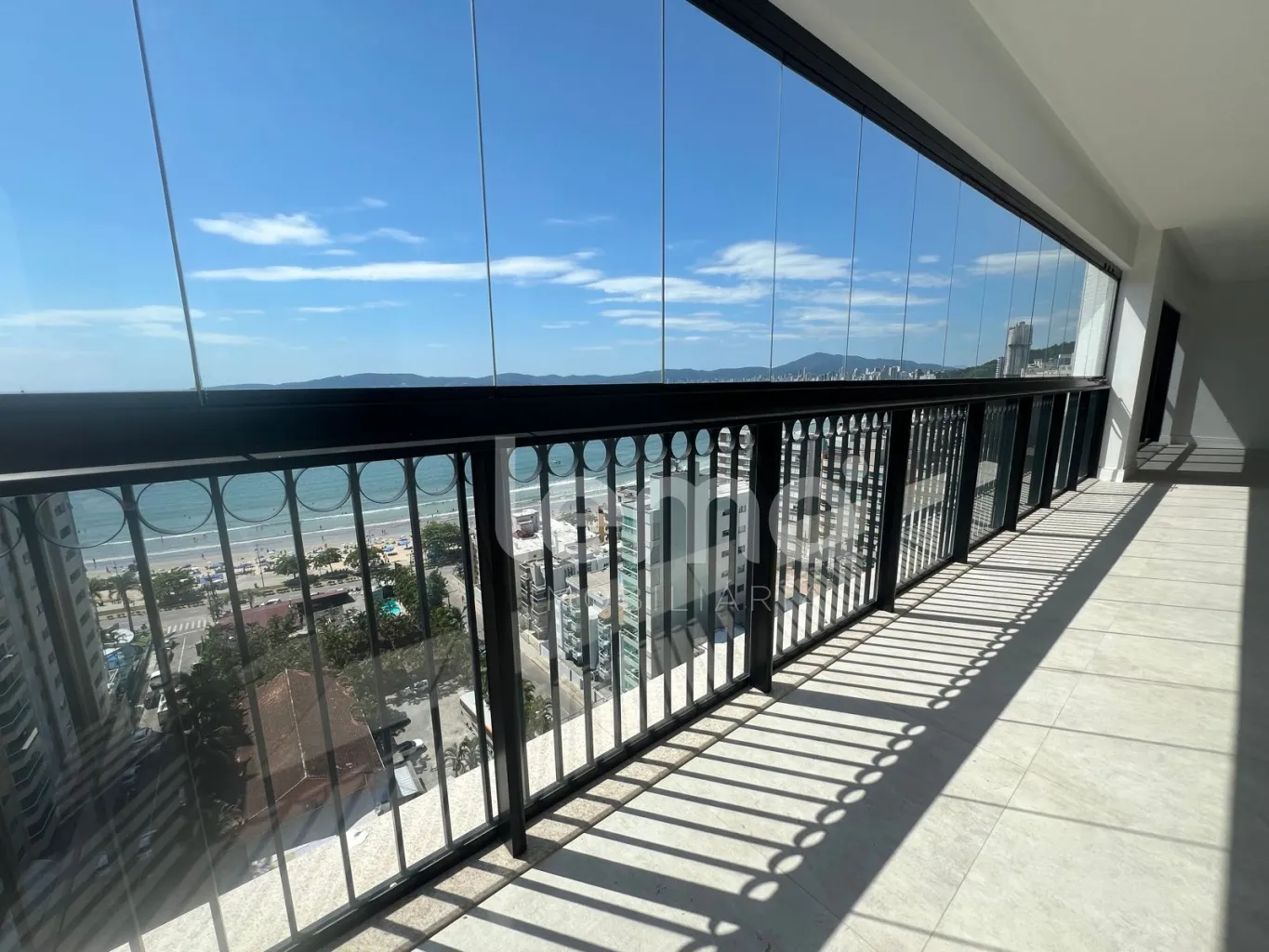 APARTAMENTO À VENDA COM VISTA PARA O MAR EM ITAPEMA - foto 1