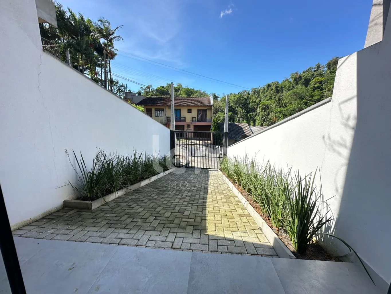 Sobrado novo, com 3 dormitórios, área de festas e churrasqueira no bairro Escola Agrícola. — foto 3
