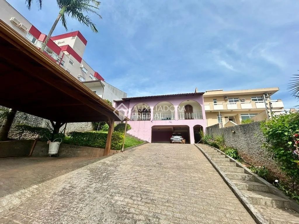 Casa à venda com 4 quartos e 1 suíte, 4 vagas, 738m² no Capoeiras, Florianópolis - foto 1