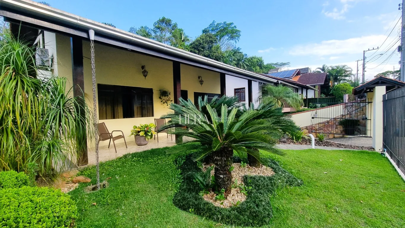 Linda casa a venda, com área de festas ampla com piscina em local residencial no bairro Velha, em Blumenau-SC — foto 2