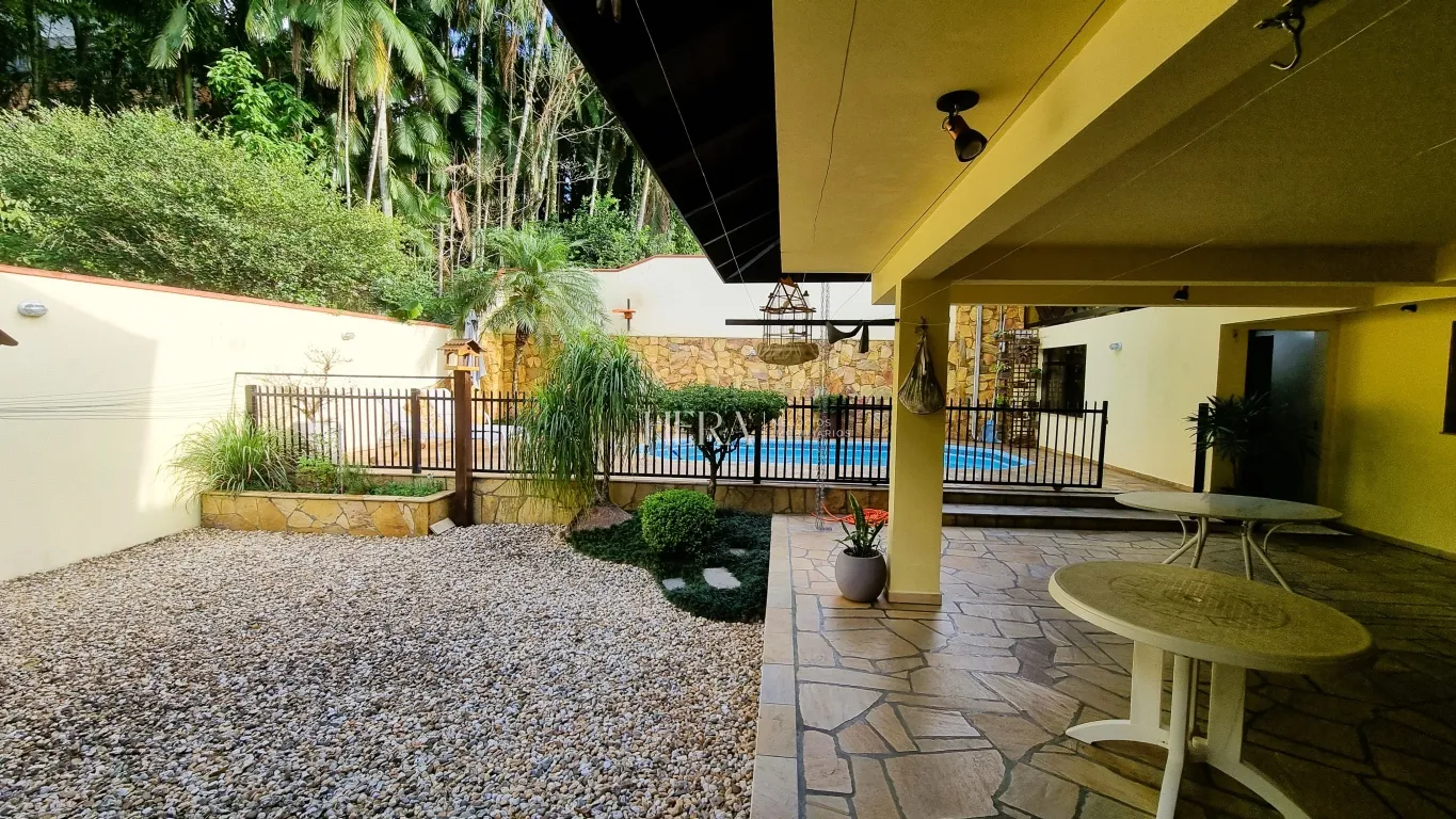 Linda casa a venda, com área de festas ampla com piscina em local residencial no bairro Velha, em Blumenau-SC — foto 3