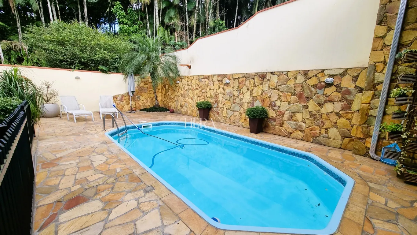 Linda casa a venda, com área de festas ampla com piscina em local residencial no bairro Velha, em Blumenau-SC — foto 4