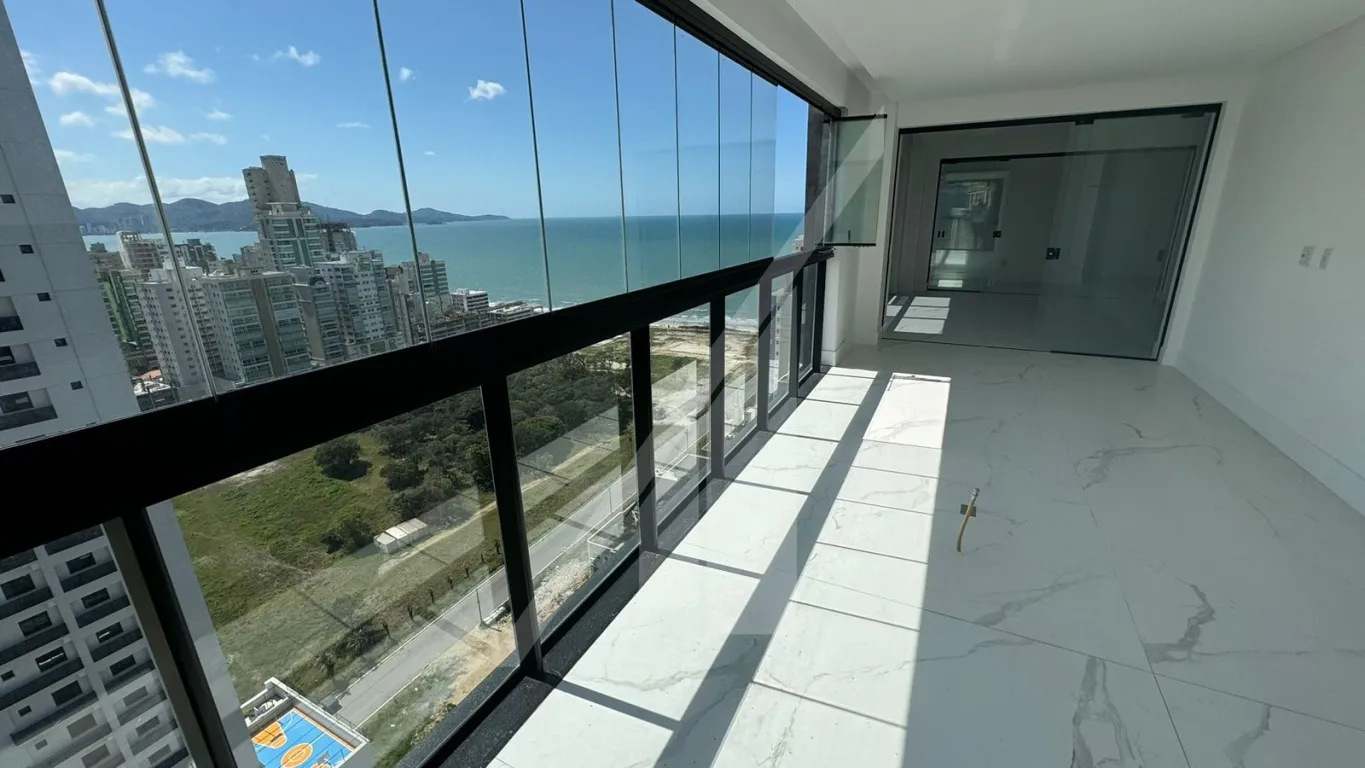 APARTAMENTO COM QUATRO SUÍTES, QUATRO VAGAS DE GARAGEM E CONDOMINIO COMPLETO - MEIA PRAIA/ ITAPEMA - foto 1