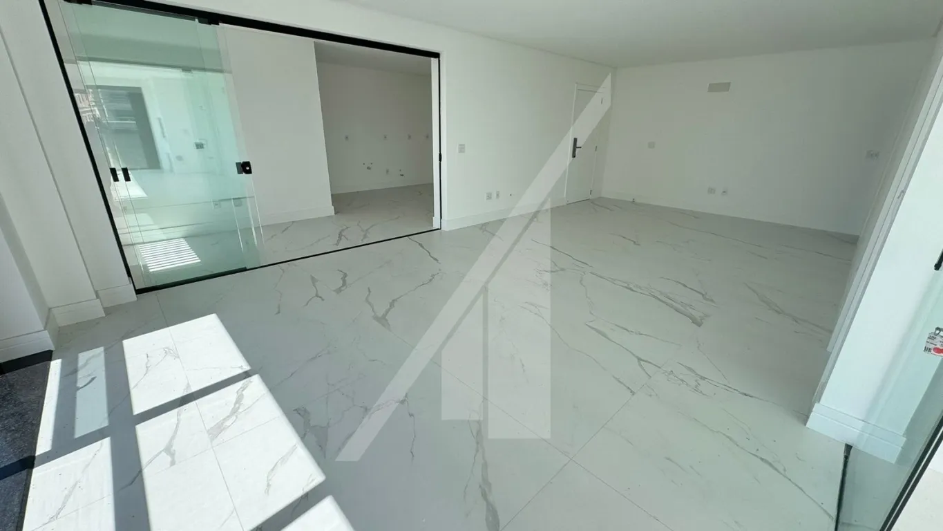 APARTAMENTO COM QUATRO SUÍTES, QUATRO VAGAS DE GARAGEM E CONDOMINIO COMPLETO - MEIA PRAIA/ ITAPEMA — foto 4