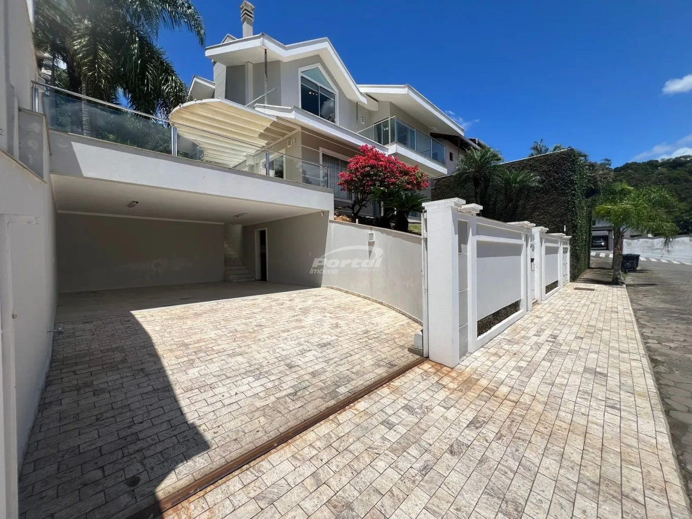 Casa alto padrão disponível para locação no bairro Centro - Gaspar/SC - foto 1