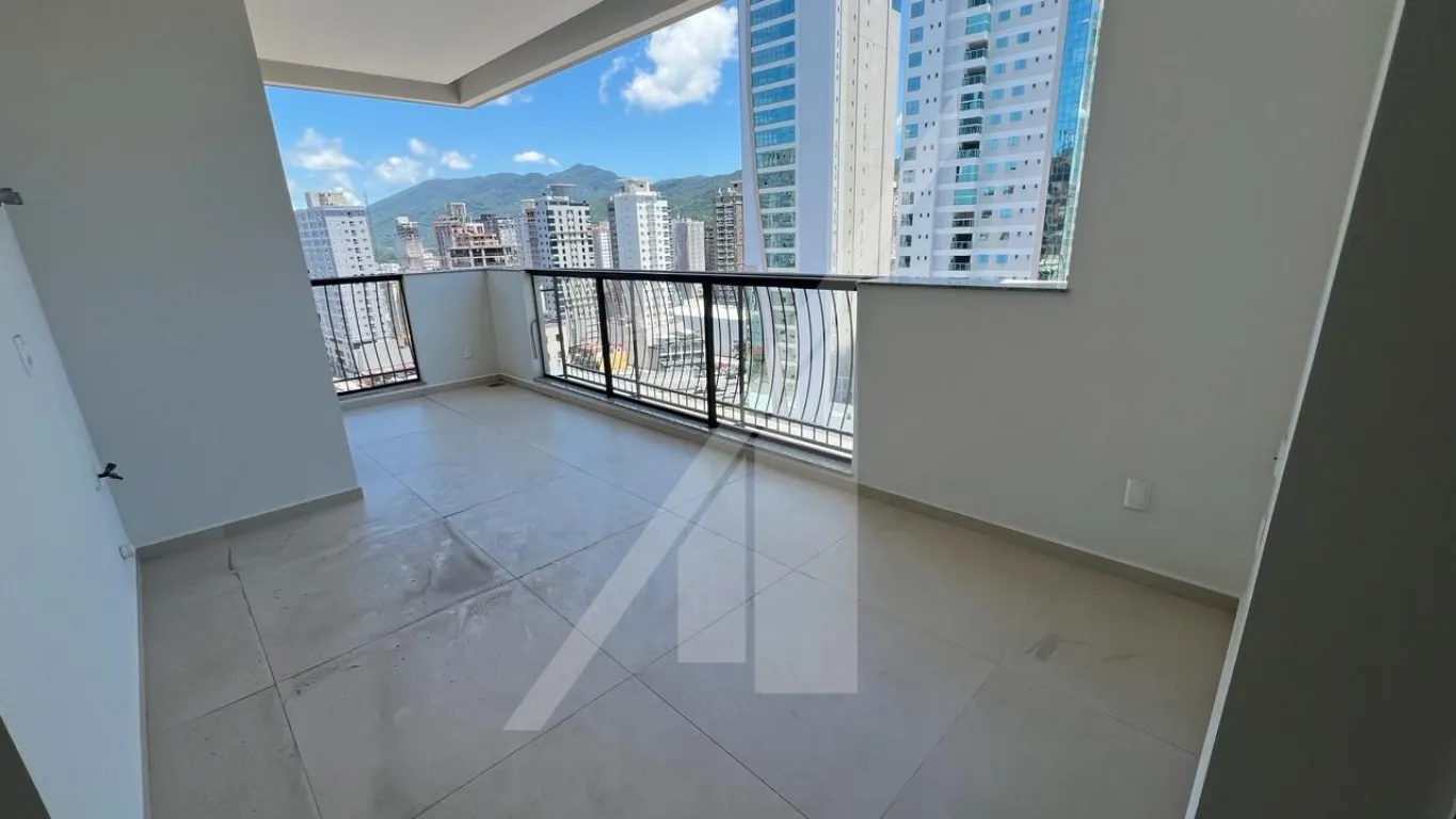 APARTAMENTO COM QUATRO SUÍTES, TRÊS VAGAS DE GARAGEM E CONDOMINIO COMPLETO - MEIA PRAIA/ ITAPEMA — foto 3