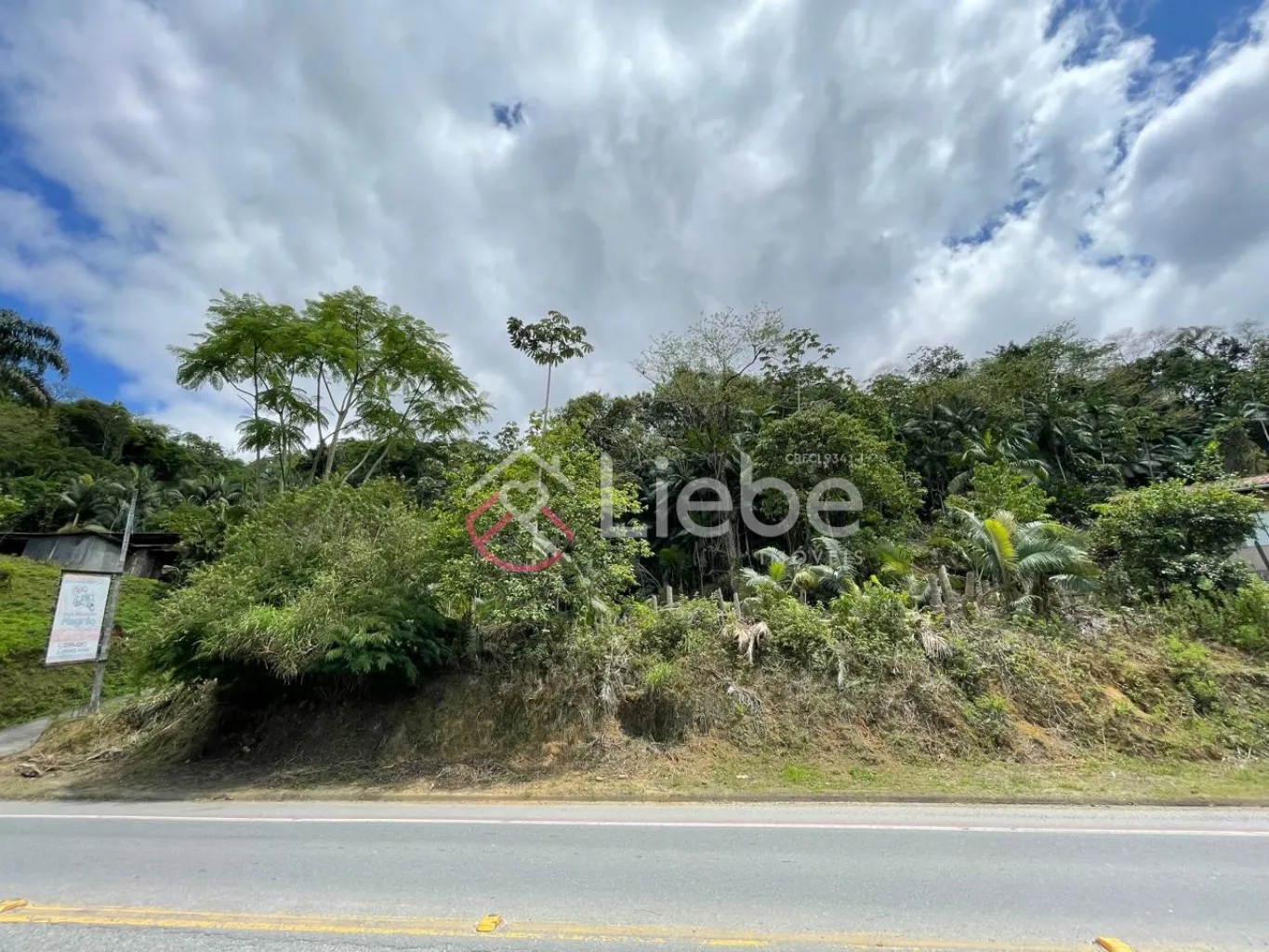 Ótimo terreno no bairro Centro na cidade de Pomerode com 2.000,00m fazendo frente em 40,00 metros. — foto 2