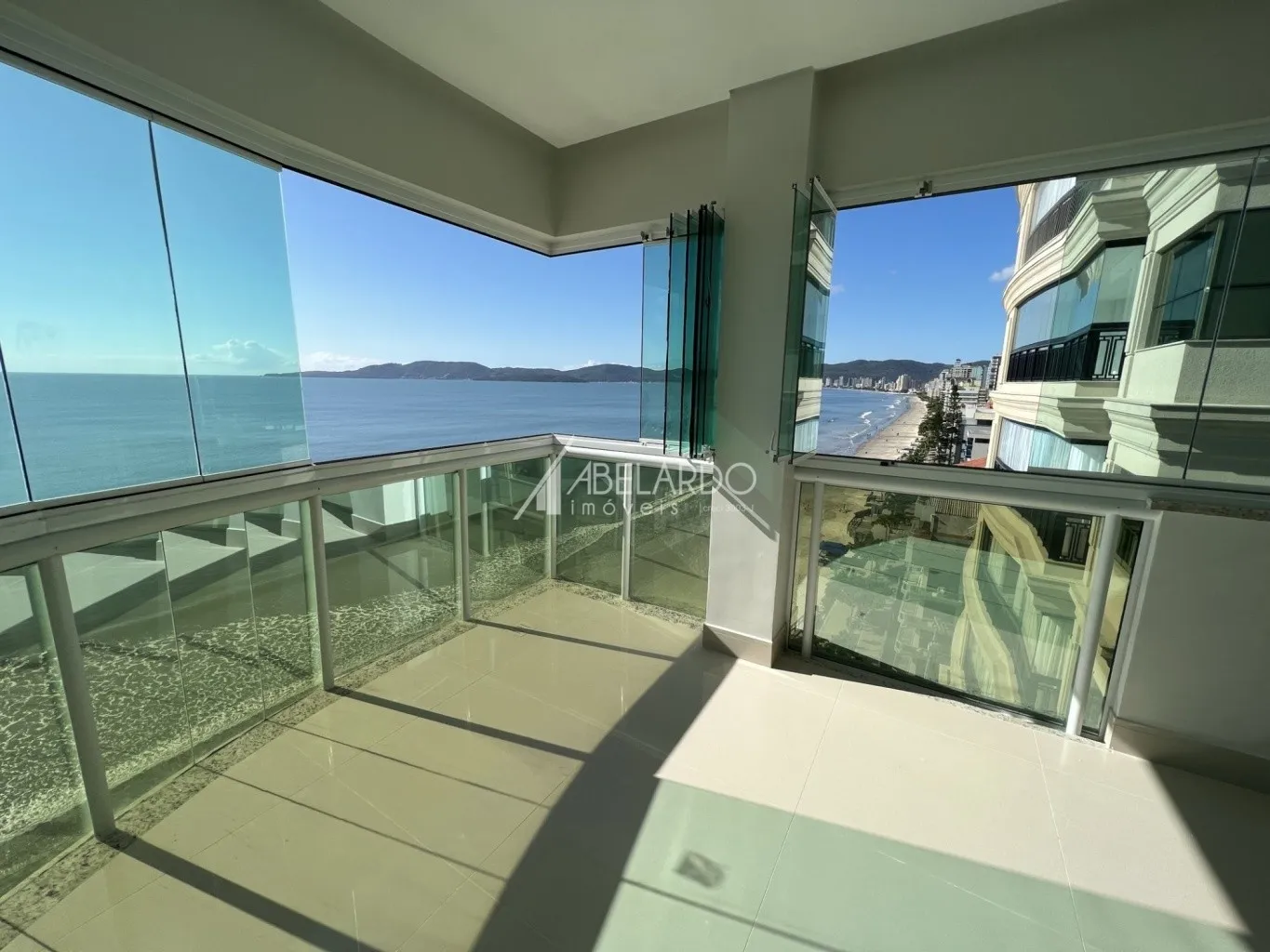 .APARTAMENTO FRENTE MAR, COM QUATRO SUÍTES, TRÊS VAGAS DE GARAGEM E CONDOMINIO COMPLETO - MEIA PRAIA/ ITAPEMA - foto 1