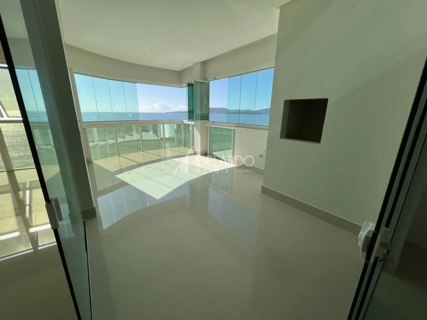 .APARTAMENTO FRENTE MAR, COM QUATRO SUÍTES, TRÊS VAGAS DE GARAGEM E CONDOMINIO COMPLETO - MEIA PRAIA/ ITAPEMA — foto 2