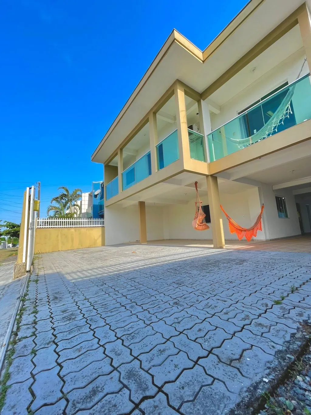 Excelente sobrado alto padrão com 5 dormitórios na Praia do Tabuleiro em Barra Velha. — foto 2