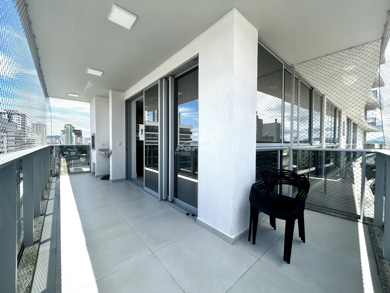 Apartamento mobiliado com 3 dormitórios, sendo 1 suíte no bairro Itacolomi em Balneário Piçarras/SC (Cód. 20210) - foto 1