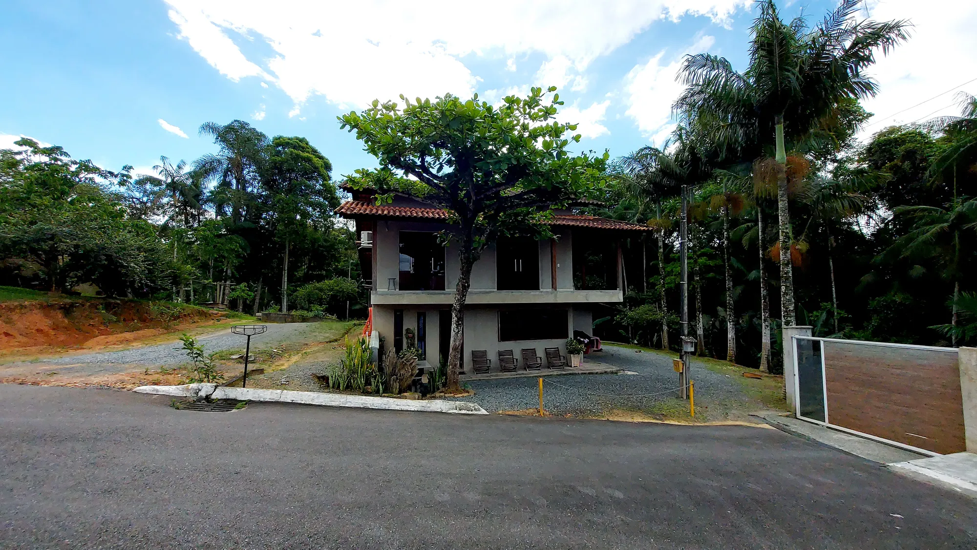 Casa 3 dormitórios com área verde (preservação) ao redor. — foto 2