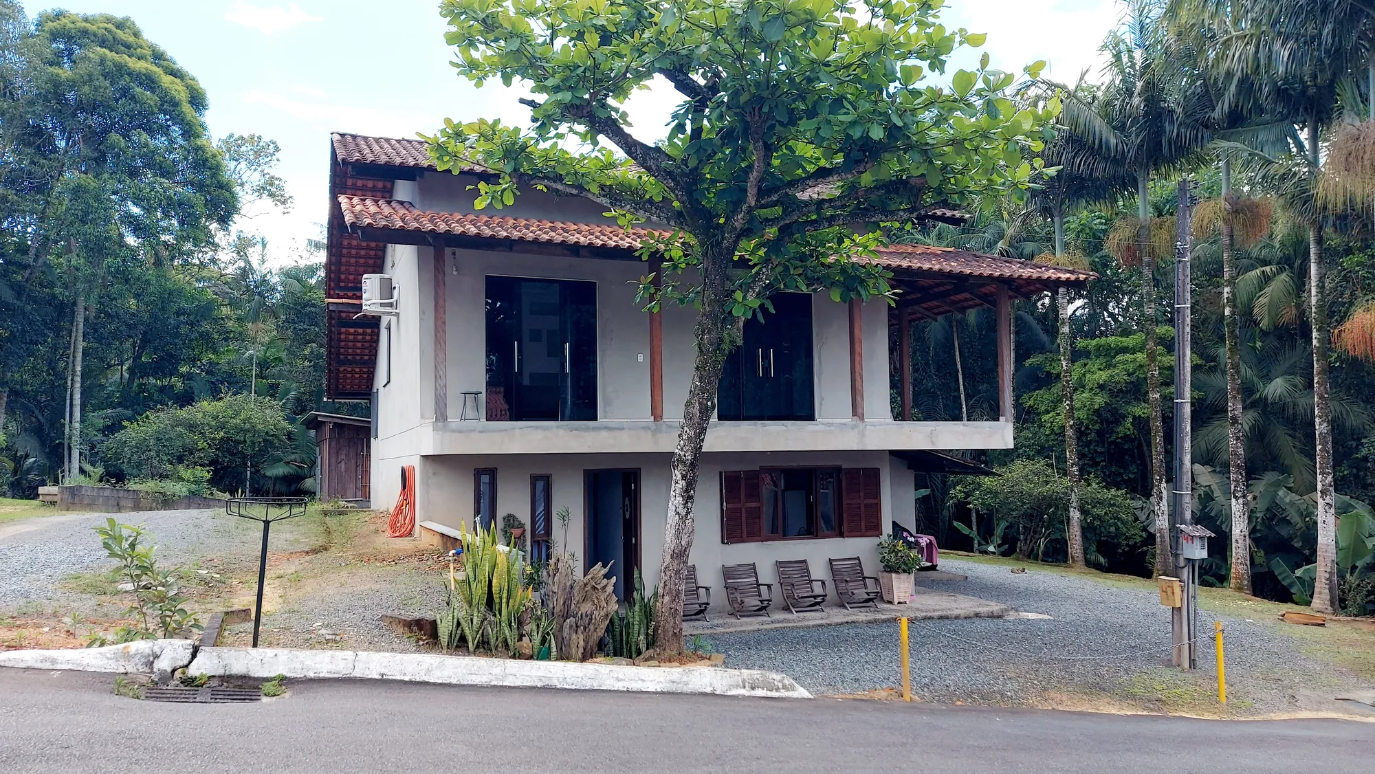 Casa 3 dormitórios com área verde (preservação) ao redor. - foto 1
