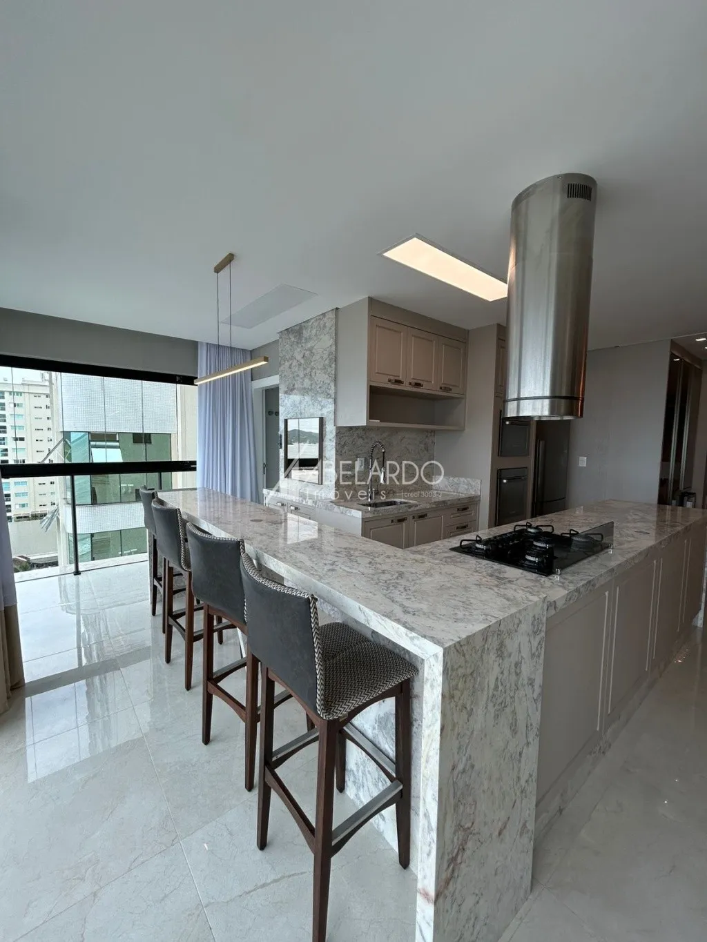 APARTAMENTO MOBILIADO, FRENTE MAR E COM QUATRO SUÍTES - EM MEIA PRAIA/ITAPEMA — foto 6