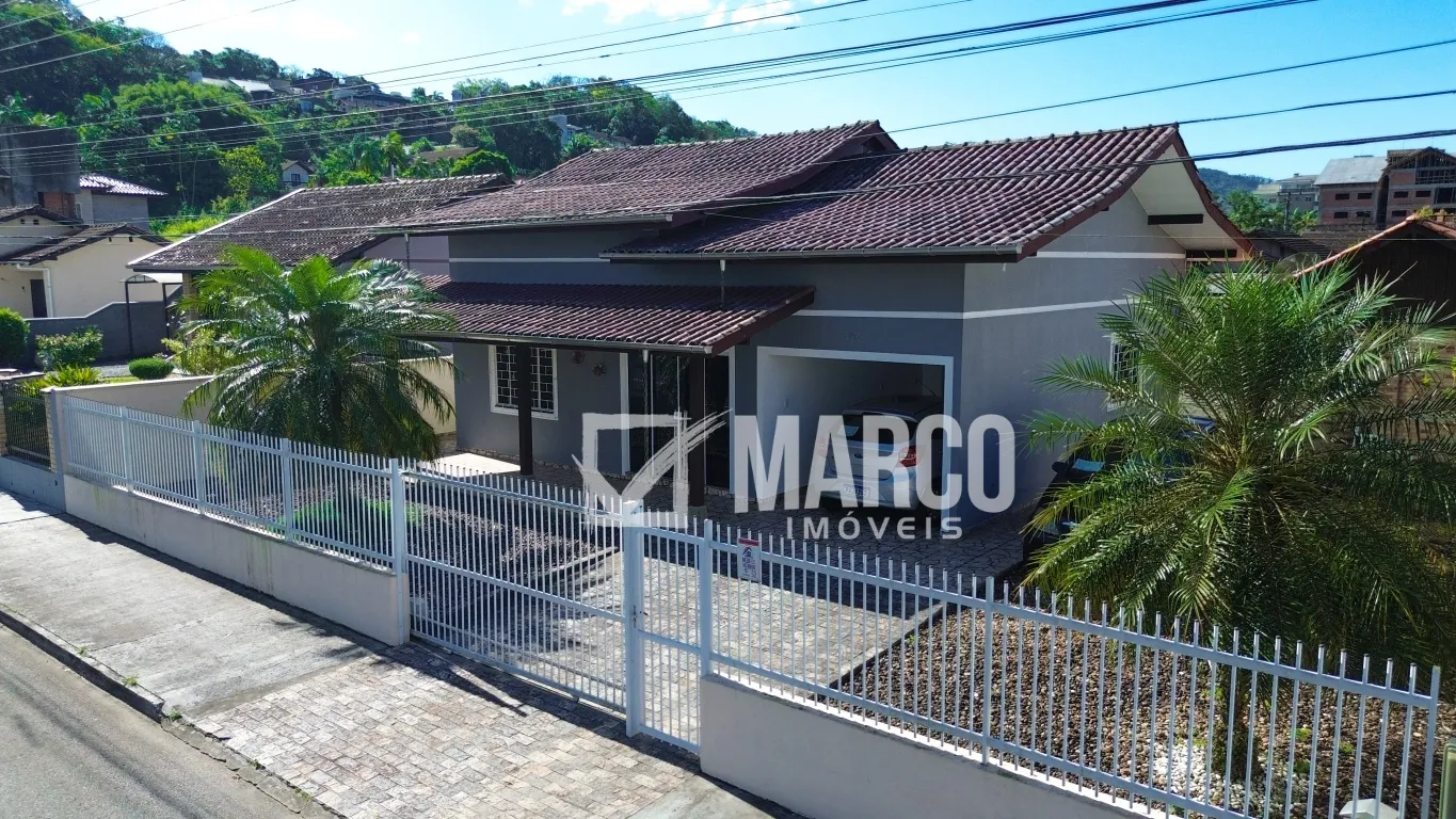 Casa com 4 Quartos com Piscina no Centro de Pomerode - foto 1