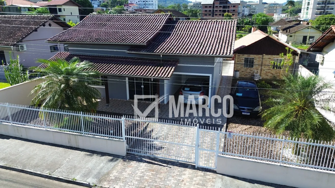 Casa com 4 Quartos com Piscina no Centro de Pomerode — foto 3