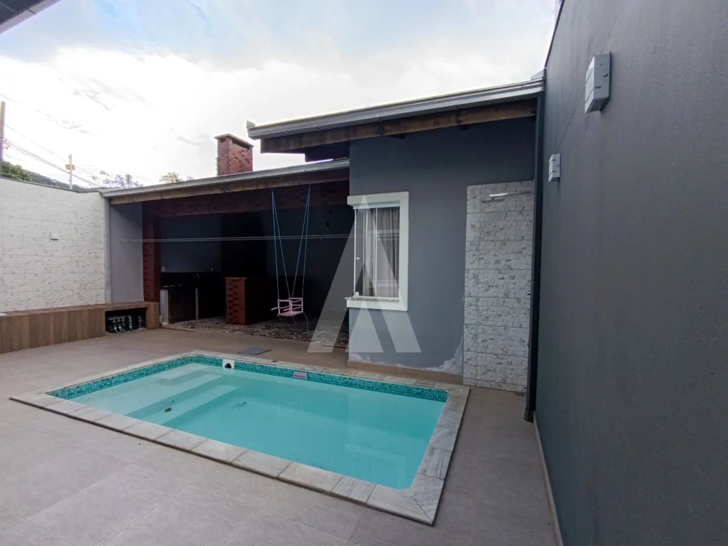 Casa para alugar com 2 quartos e 1 suíte, 2 vagas, 102m² no Bom Retiro, Joinville - foto 1
