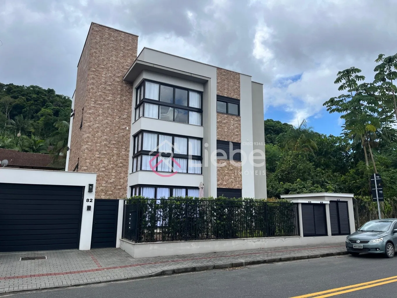 Excelente apartamento, com espaço Garden, no CONDOMÍNIO HAUS RESIDENCE com uma arquitetura contemporânea, acabamentos refinados e localizado bem no centro de Pomerode. Apartamento com 97,19m (área privativa) e 63,42 m externa (Garden). - foto 1