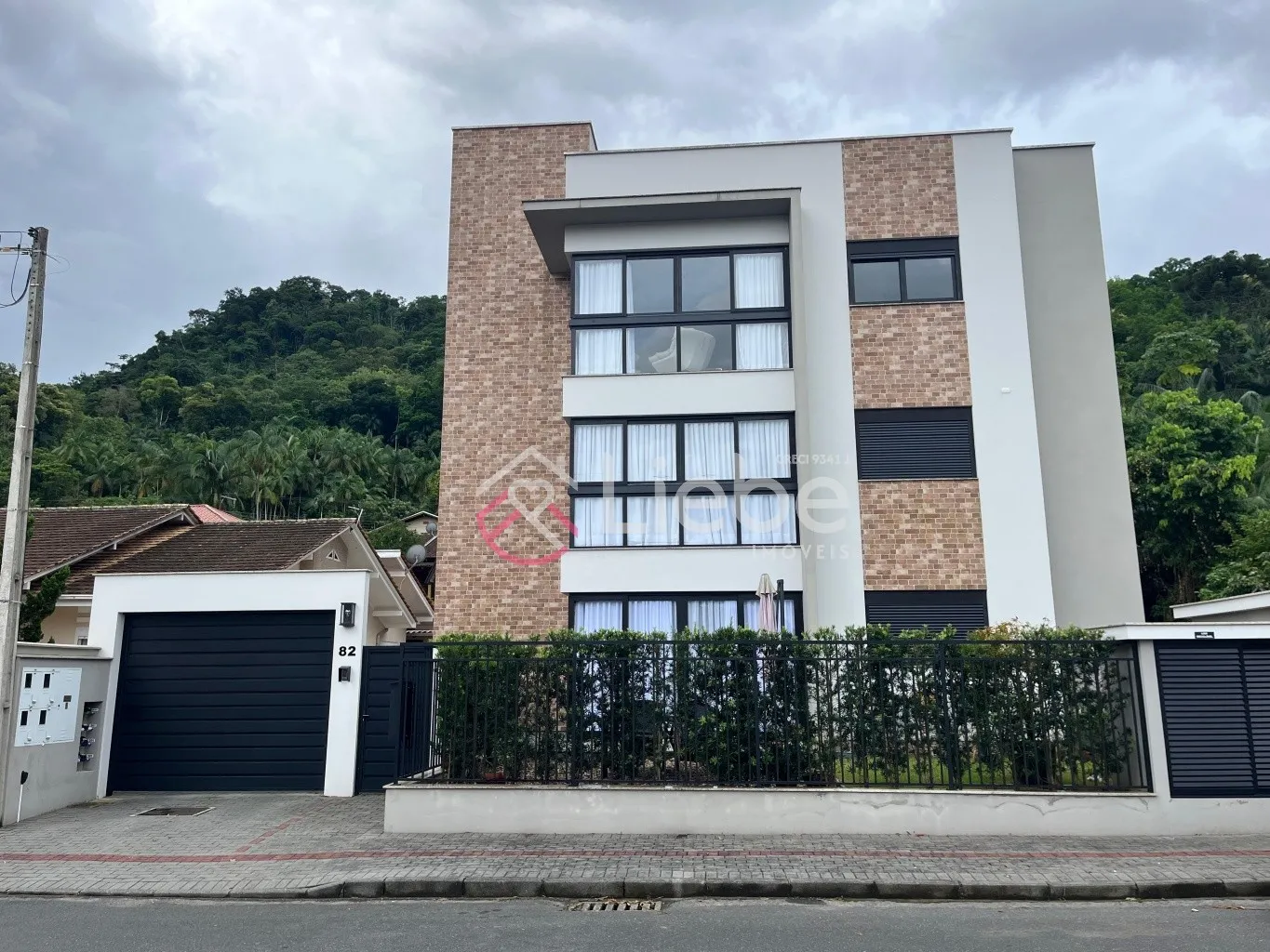 Excelente apartamento, com espaço Garden, no CONDOMÍNIO HAUS RESIDENCE com uma arquitetura contemporânea, acabamentos refinados e localizado bem no centro de Pomerode. Apartamento com 97,19m (área privativa) e 63,42 m externa (Garden). — foto 2