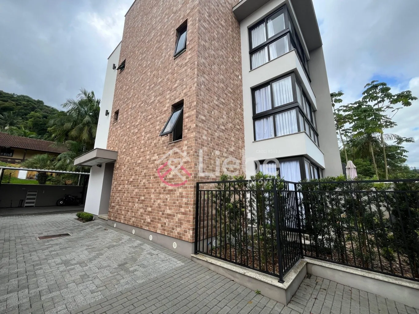 Excelente apartamento, com espaço Garden, no CONDOMÍNIO HAUS RESIDENCE com uma arquitetura contemporânea, acabamentos refinados e localizado bem no centro de Pomerode. Apartamento com 97,19m (área privativa) e 63,42 m externa (Garden). — foto 3