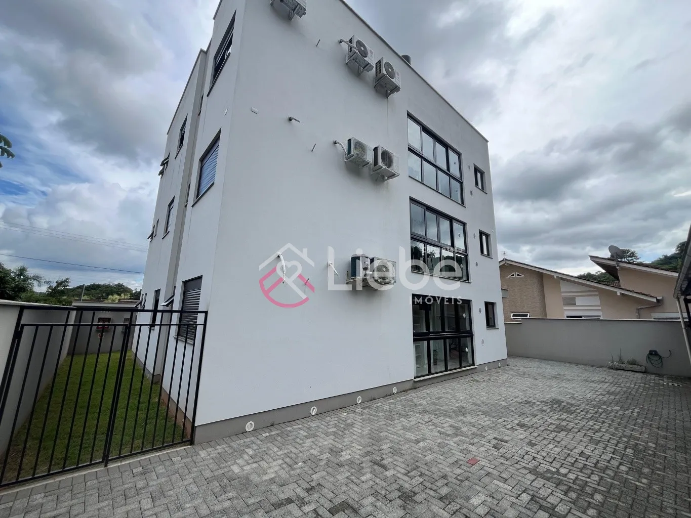 Excelente apartamento, com espaço Garden, no CONDOMÍNIO HAUS RESIDENCE com uma arquitetura contemporânea, acabamentos refinados e localizado bem no centro de Pomerode. Apartamento com 97,19m (área privativa) e 63,42 m externa (Garden). — foto 5