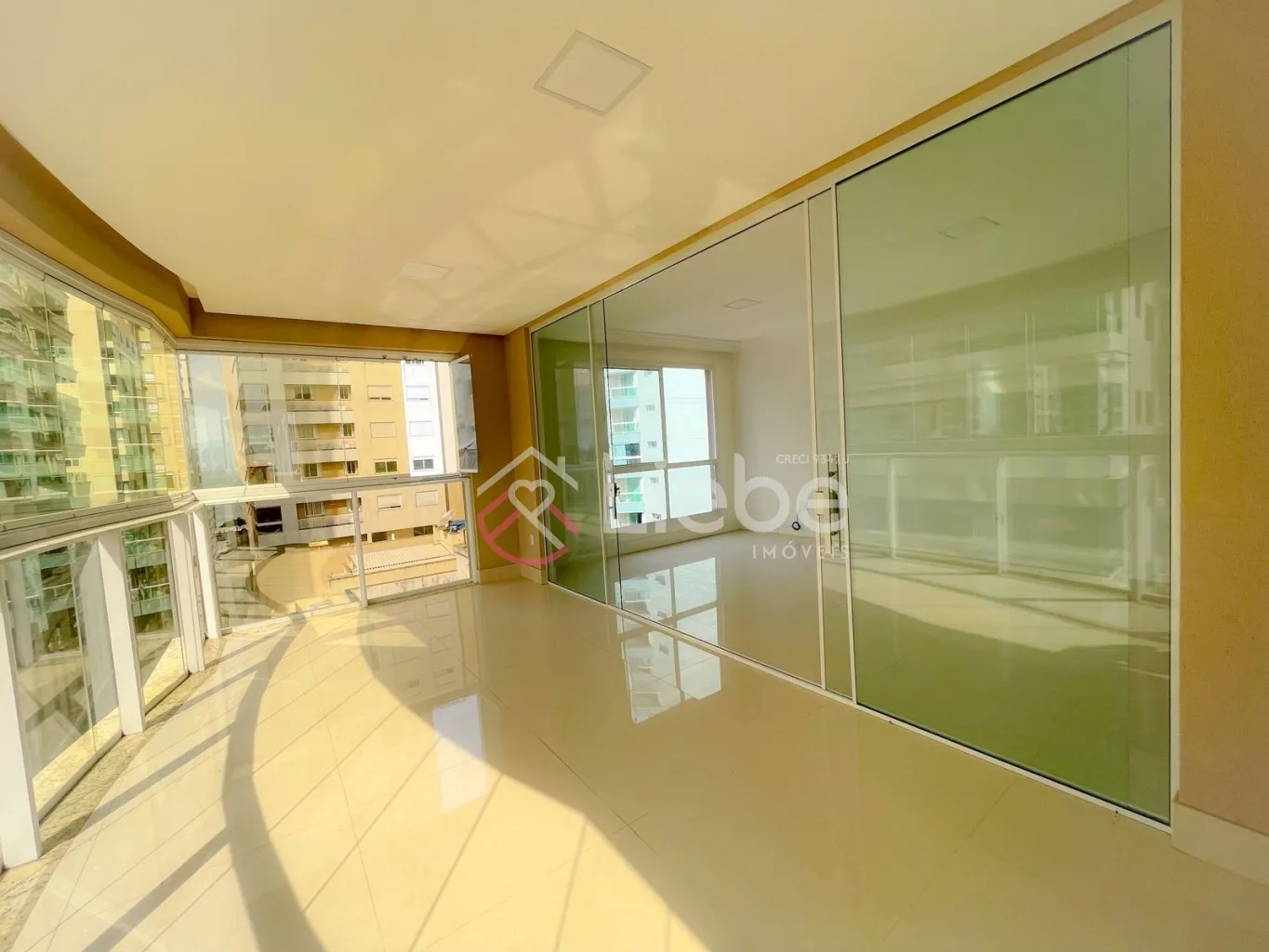 Apartamento no Edifício Joseph II Residencial em Itapema com 172m privativos, 04 suítes, living, sala de jantar, cozinha, área de serviço, sacada com churrasqueira fechada com reiki e 02 vagas de garagem. — foto 2