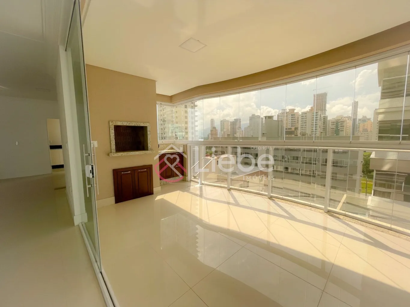 Apartamento no Edifício Joseph II Residencial em Itapema com 172m privativos, 04 suítes, living, sala de jantar, cozinha, área de serviço, sacada com churrasqueira fechada com reiki e 02 vagas de garagem. — foto 3