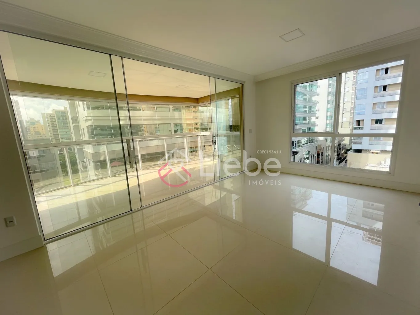 Apartamento no Edifício Joseph II Residencial em Itapema com 172m privativos, 04 suítes, living, sala de jantar, cozinha, área de serviço, sacada com churrasqueira fechada com reiki e 02 vagas de garagem. — foto 4