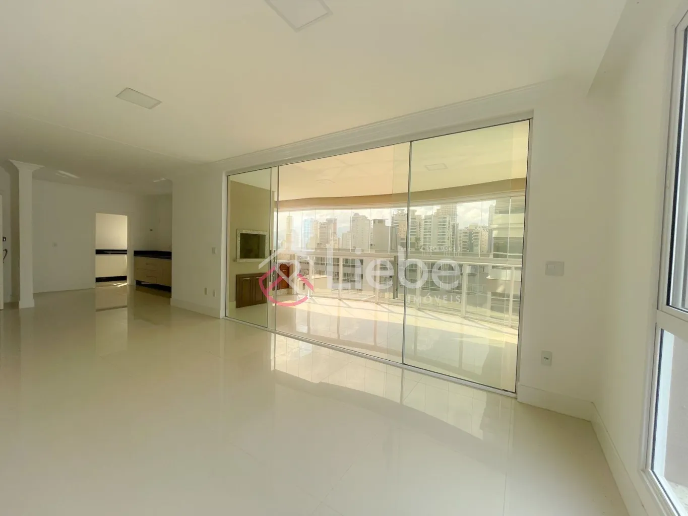 Apartamento no Edifício Joseph II Residencial em Itapema com 172m privativos, 04 suítes, living, sala de jantar, cozinha, área de serviço, sacada com churrasqueira fechada com reiki e 02 vagas de garagem. — foto 5