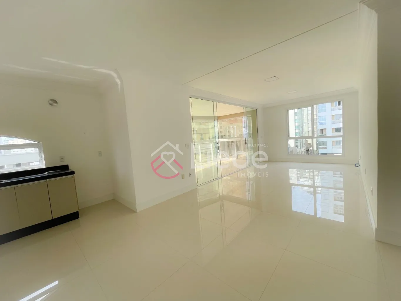 Apartamento no Edifício Joseph II Residencial em Itapema com 172m privativos, 04 suítes, living, sala de jantar, cozinha, área de serviço, sacada com churrasqueira fechada com reiki e 02 vagas de garagem. — foto 6