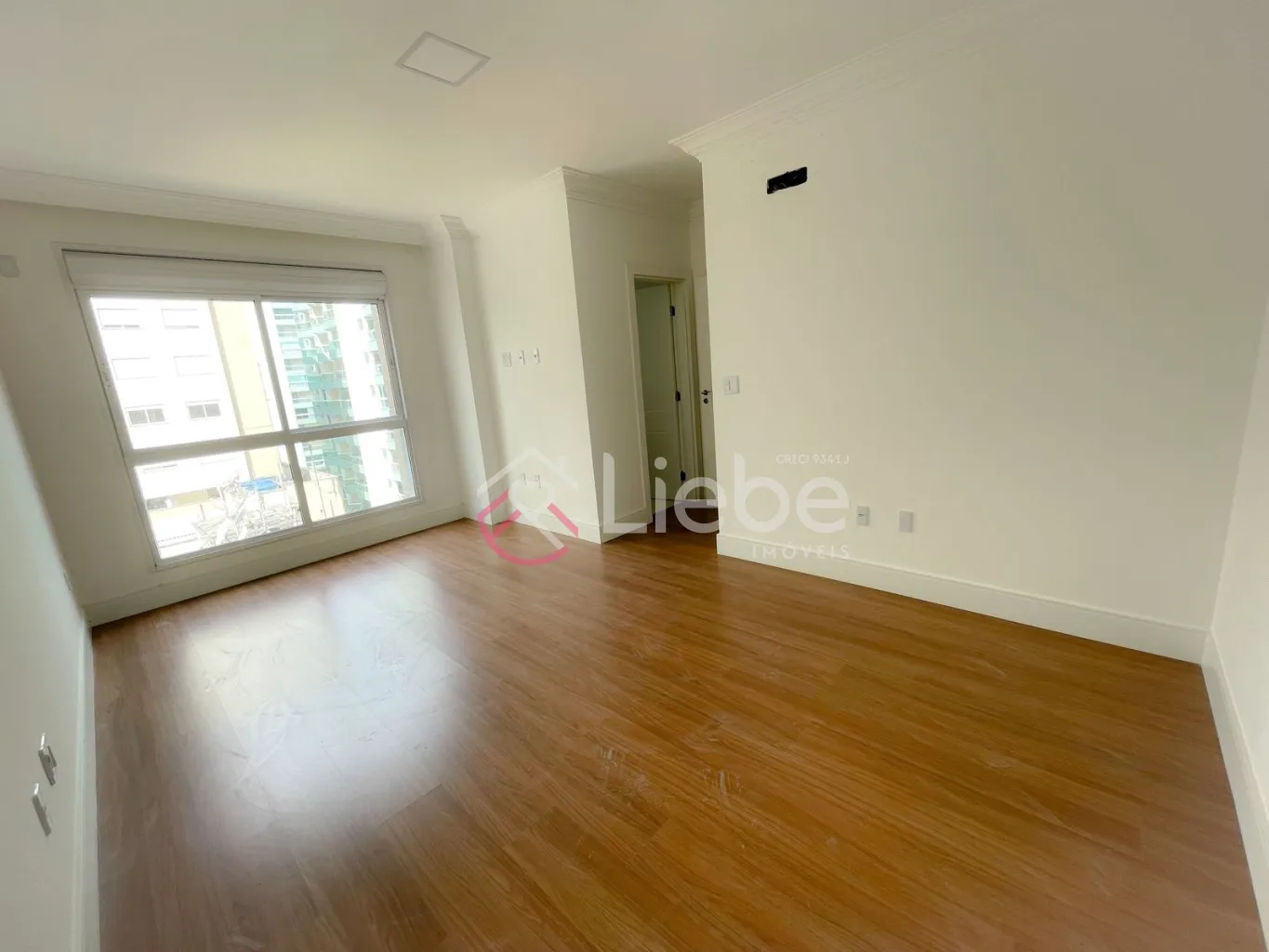 Apartamento no Edifício Joseph II Residencial em Itapema com 172m privativos, 04 suítes, living, sala de jantar, cozinha, área de serviço, sacada com churrasqueira fechada com reiki e 02 vagas de garagem. — foto 7