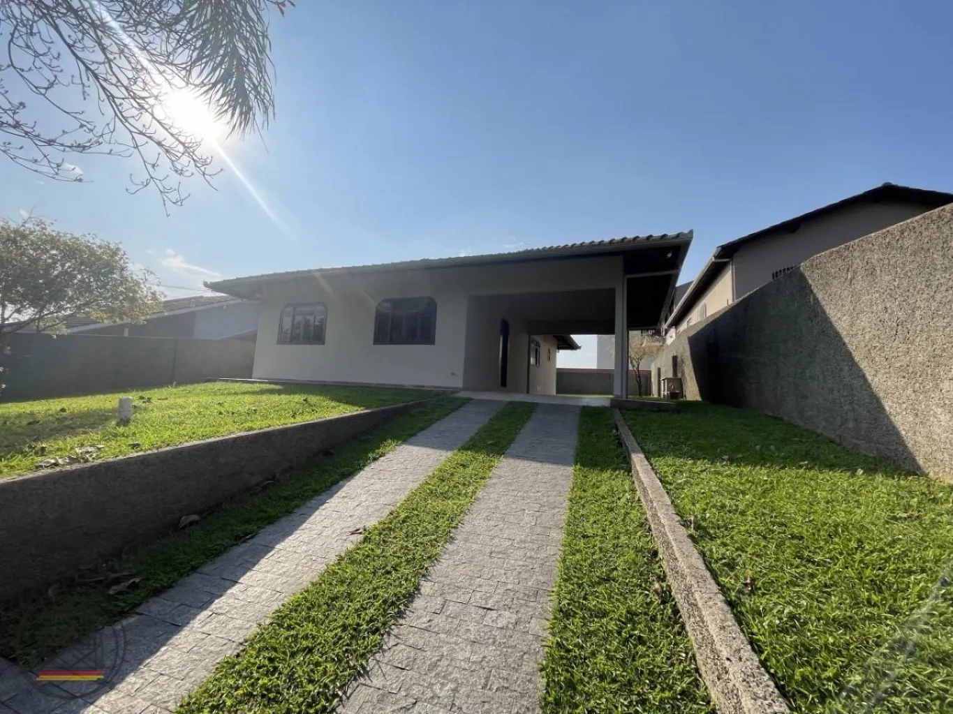 Casa com excelente espaço de terreno no bairro Fortaleza. - foto 1