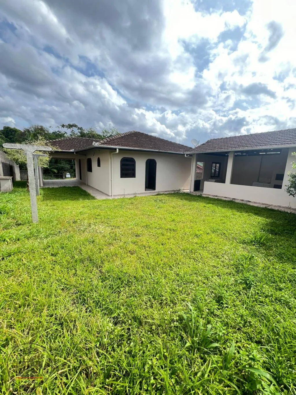 Casa com excelente espaço de terreno no bairro Fortaleza. — foto 2
