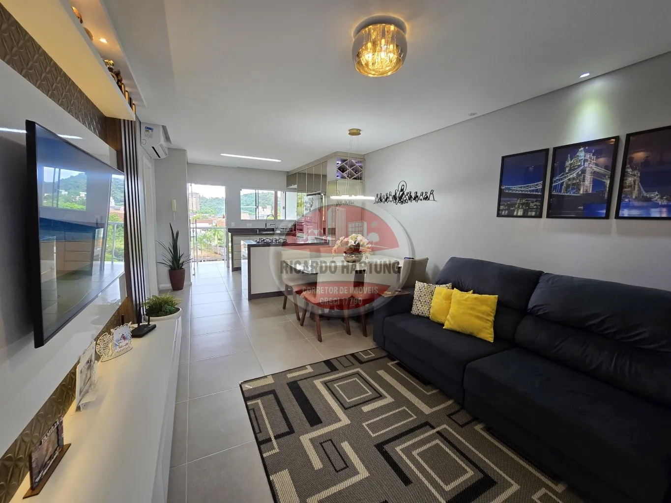 Sobrado escriturado, averbado e finamente decorado e semi-mobiliado, localizado no bairro Garcia - foto 1