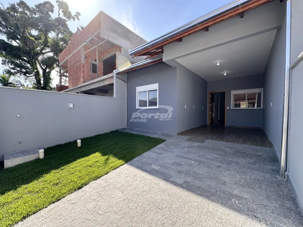 Casa com 3 dormitórios, sendo 1 suíte e demais dependências, área de festas e garagem amplo espaço externo bairro Itacolomi - Balneário Piçarras/SC (Cód. 20259) — foto 2