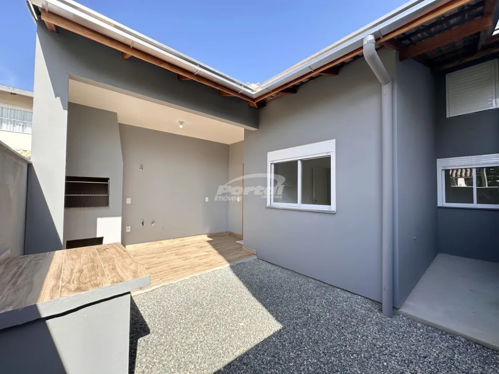 Casa com 3 dormitórios, sendo 1 suíte e demais dependências, área de festas e garagem amplo espaço externo bairro Itacolomi - Balneário Piçarras/SC (Cód. 20259) — foto 3