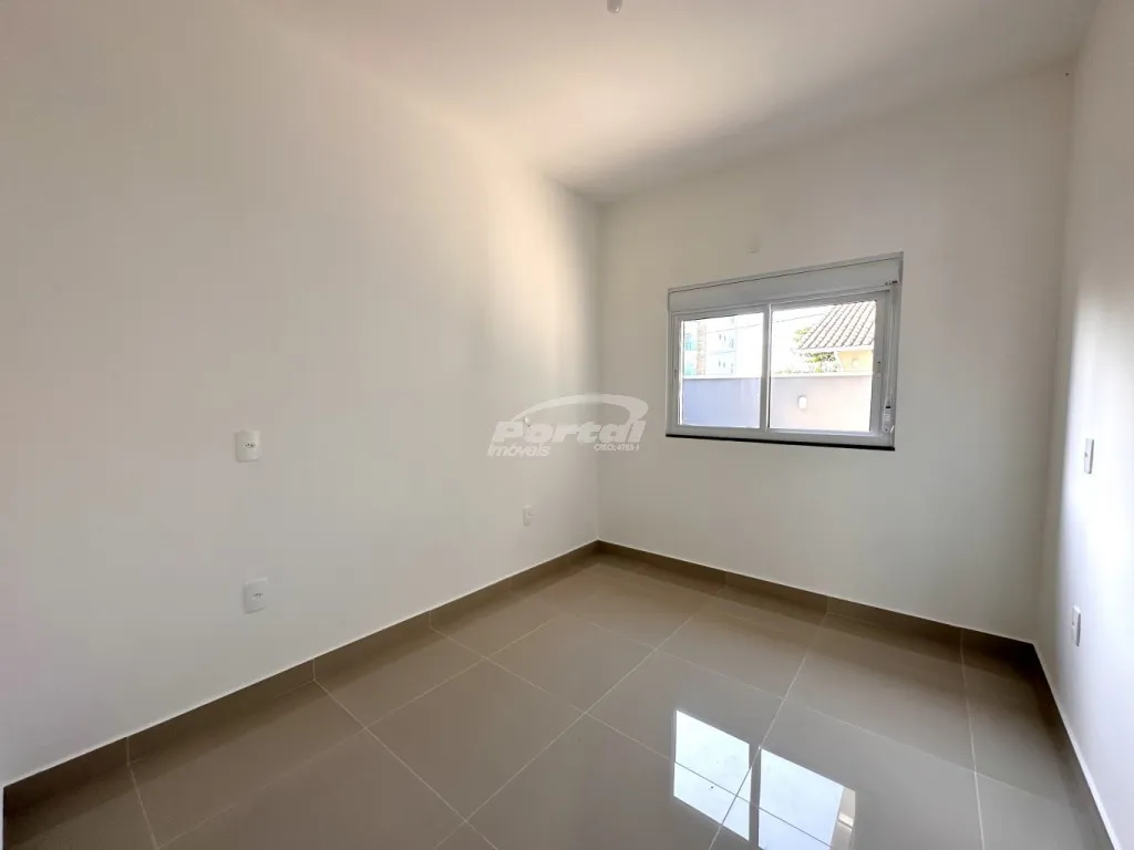 Casa com 3 dormitórios, sendo 1 suíte e demais dependências, área de festas e garagem amplo espaço externo bairro Itacolomi - Balneário Piçarras/SC (Cód. 20259) — foto 4