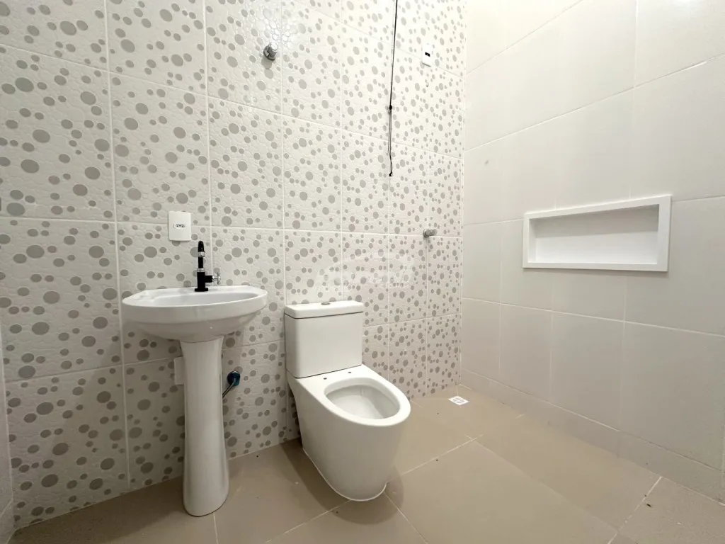 Casa com 3 dormitórios, sendo 1 suíte e demais dependências, área de festas e garagem amplo espaço externo bairro Itacolomi - Balneário Piçarras/SC (Cód. 20259) — foto 5