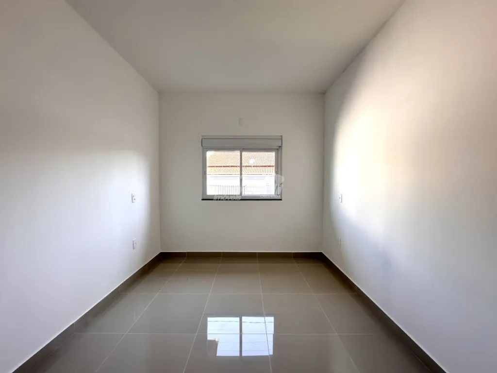 Casa com 3 dormitórios, sendo 1 suíte e demais dependências, área de festas e garagem amplo espaço externo bairro Itacolomi - Balneário Piçarras/SC (Cód. 20259) — foto 6
