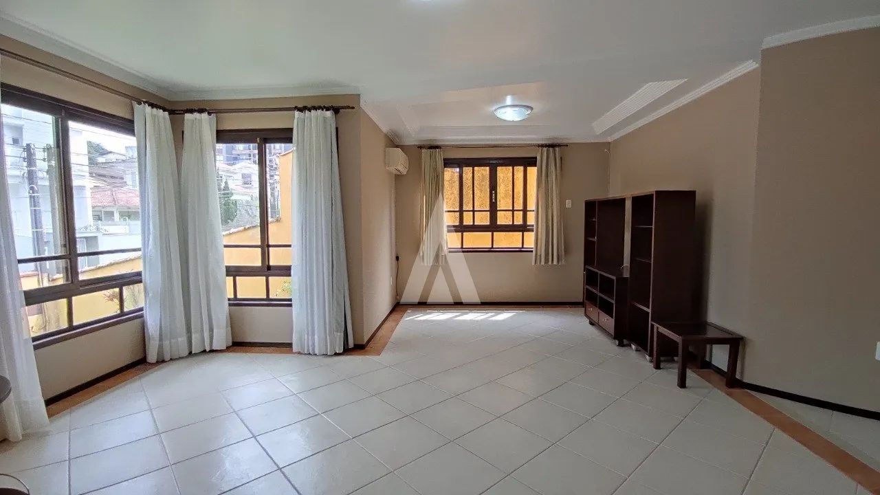 Casa com 1 suíte(s) mais 3 quarto(s) à venda no bairro Costa E Silva em Joinville, por R$ 1.000.000.00. — foto 2