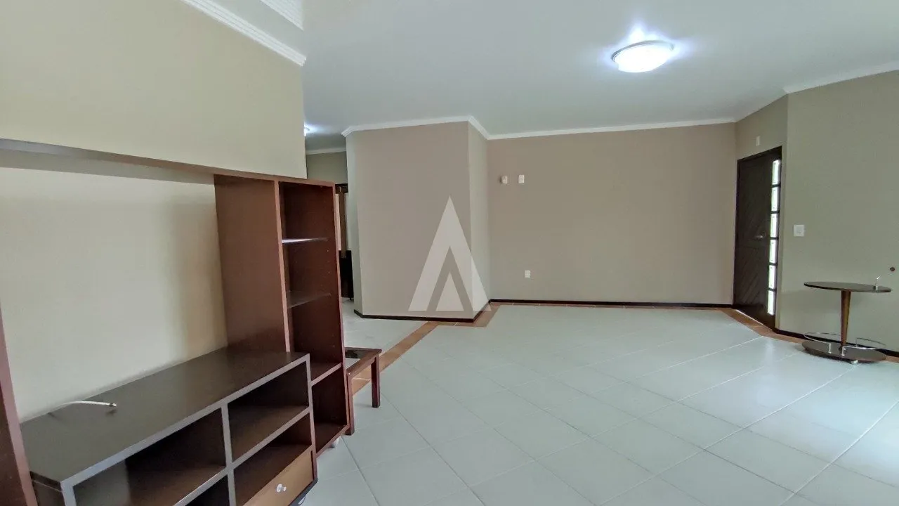 Casa com 1 suíte(s) mais 3 quarto(s) à venda no bairro Costa E Silva em Joinville, por R$ 1.000.000.00. — foto 3
