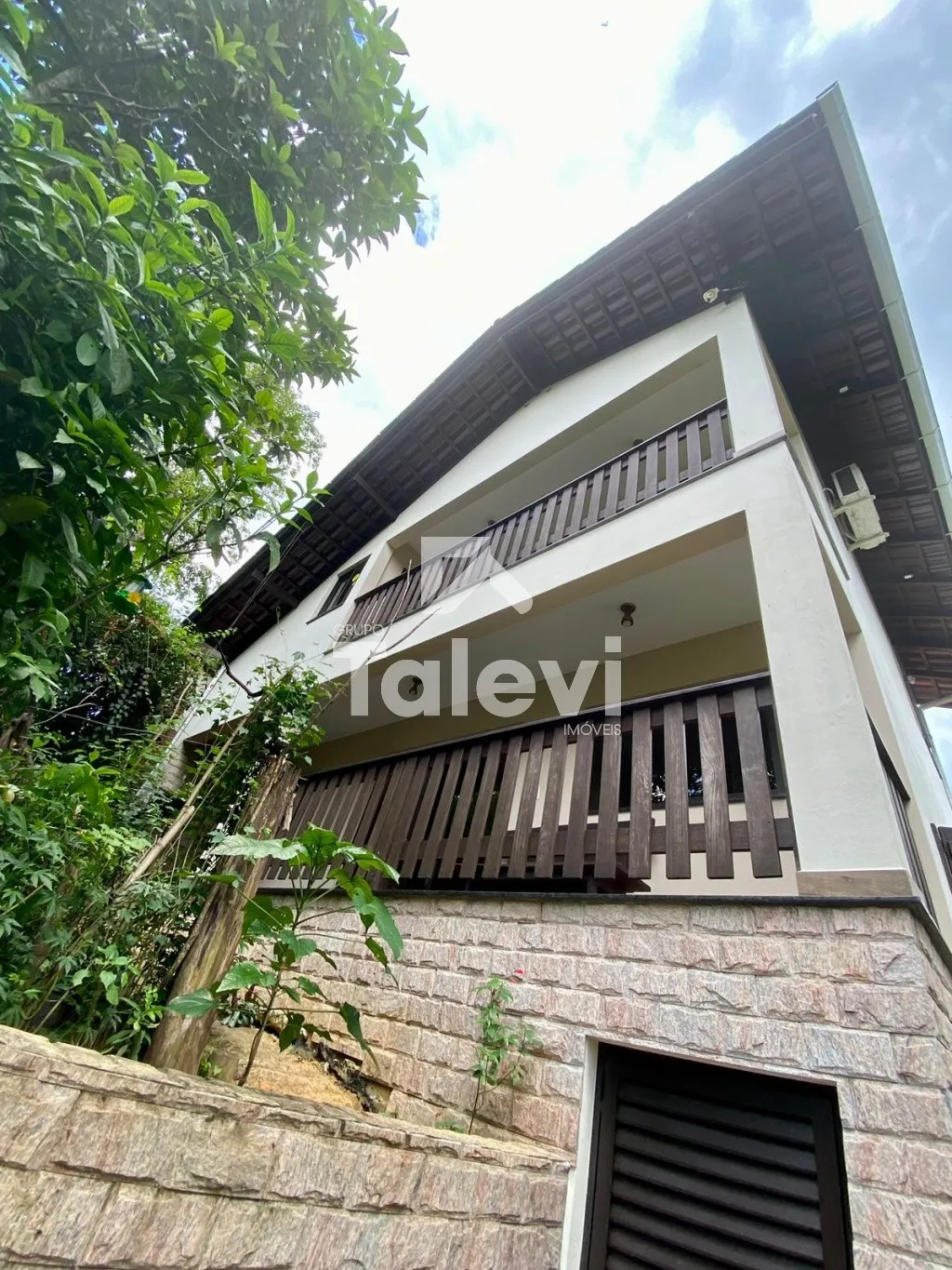 Duas Casas de Alto Padrão no Centro de Pomerode - Terreno Amplo, Vista Privilegiada e Versatilidade de Uso - foto 1
