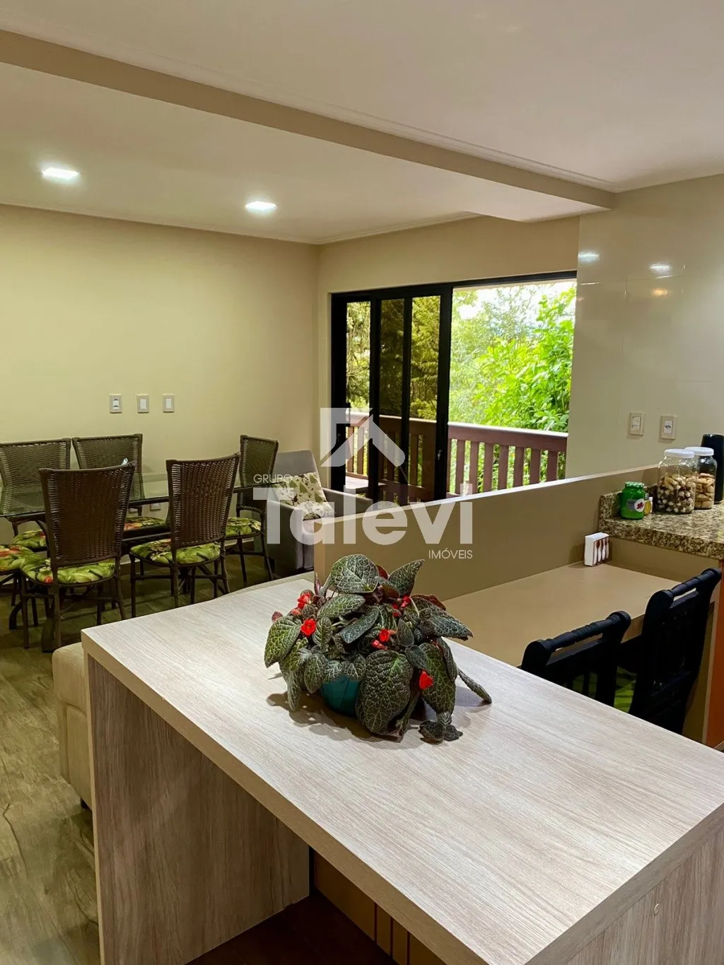 Duas Casas de Alto Padrão no Centro de Pomerode - Terreno Amplo, Vista Privilegiada e Versatilidade de Uso — foto 2