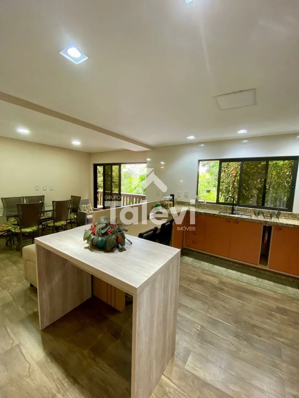 Duas Casas de Alto Padrão no Centro de Pomerode - Terreno Amplo, Vista Privilegiada e Versatilidade de Uso — foto 4