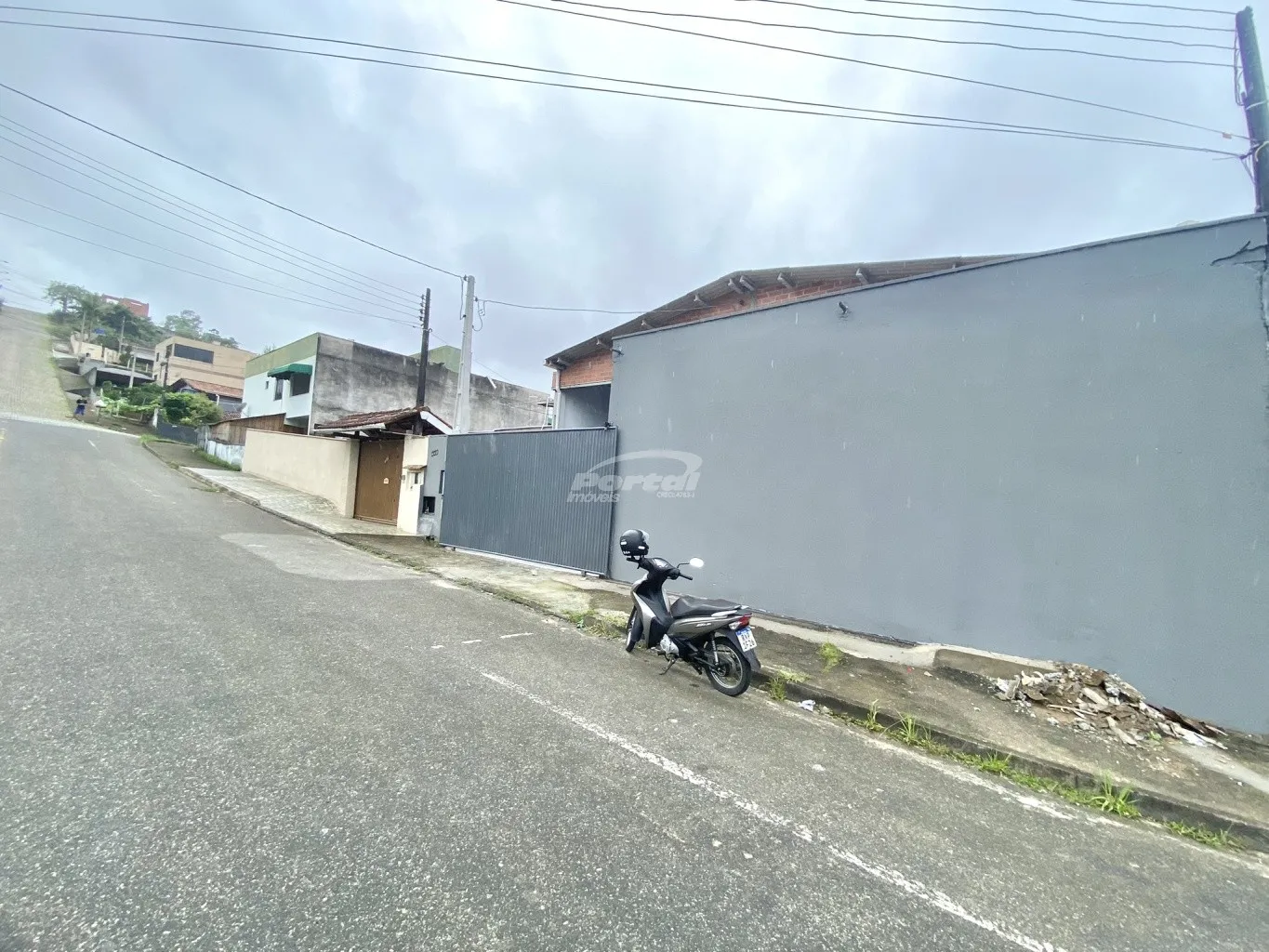 Com área total de 350m, pé direito alto de 7m, dispõe de uma area para escritório de 30m com 02 salas e 02 banheiros. Voltado para atender as necessidades no ramo comercial, pronto para ocupação, podendo ser adaptado ás necessidades do seu segmento. — foto 3