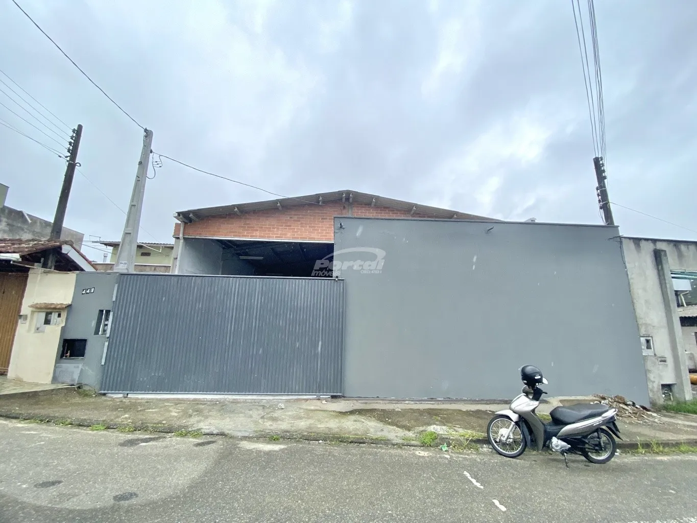 Com área total de 350m, pé direito alto de 7m, dispõe de uma area para escritório de 30m com 02 salas e 02 banheiros. Voltado para atender as necessidades no ramo comercial, pronto para ocupação, podendo ser adaptado ás necessidades do seu segmento. — foto 4