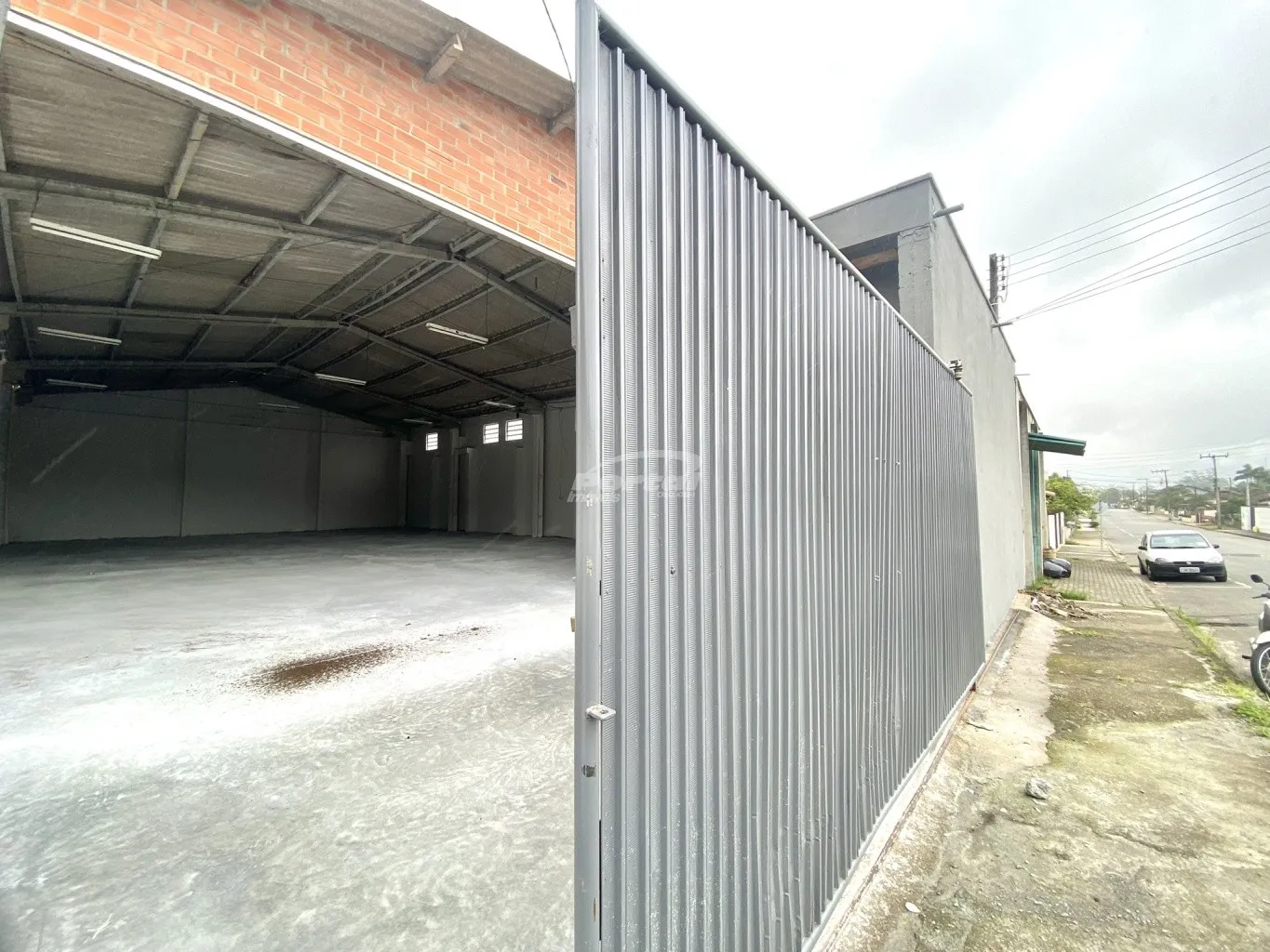 Com área total de 350m, pé direito alto de 7m, dispõe de uma area para escritório de 30m com 02 salas e 02 banheiros. Voltado para atender as necessidades no ramo comercial, pronto para ocupação, podendo ser adaptado ás necessidades do seu segmento. — foto 5