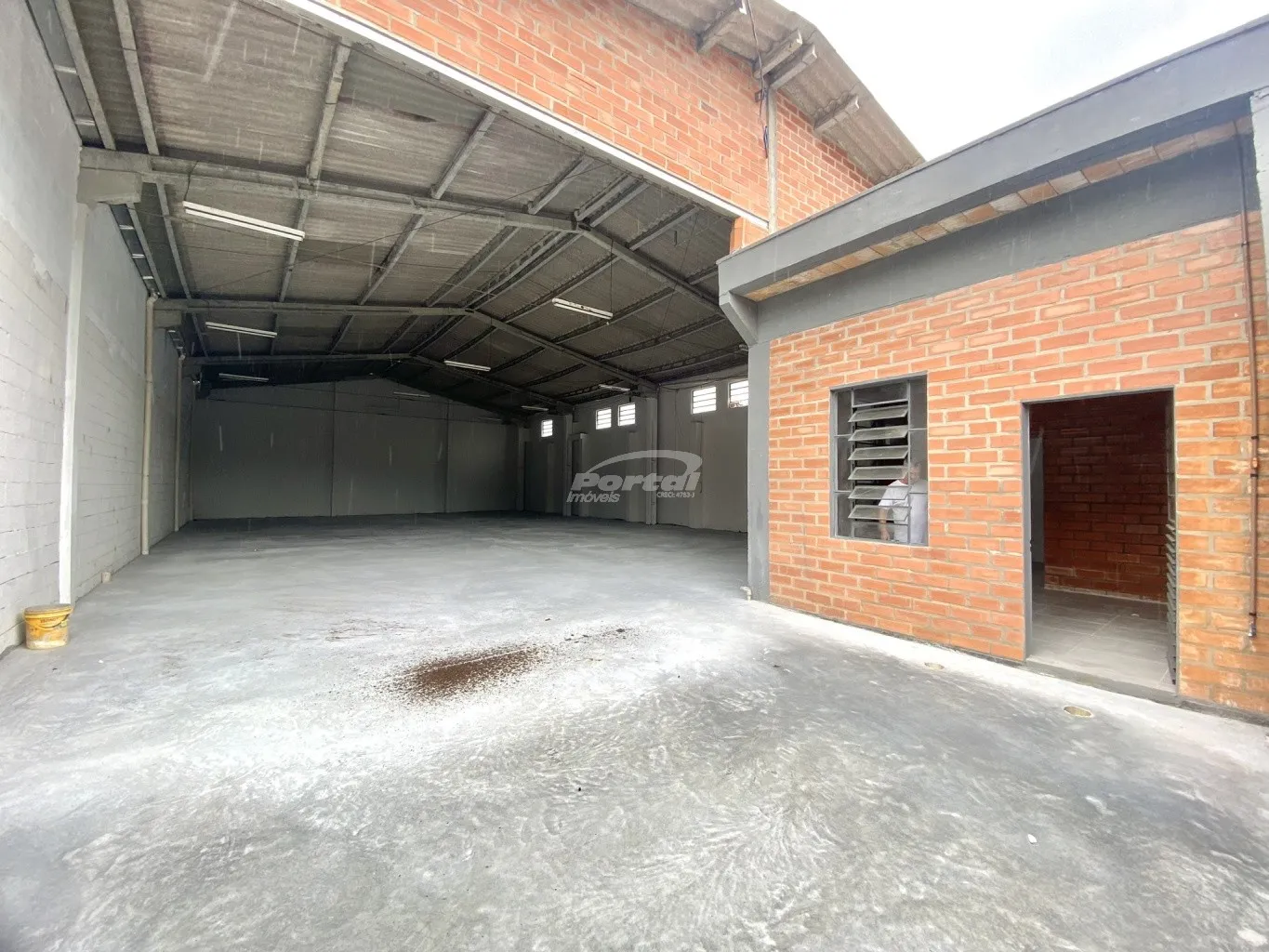Com área total de 350m, pé direito alto de 7m, dispõe de uma area para escritório de 30m com 02 salas e 02 banheiros. Voltado para atender as necessidades no ramo comercial, pronto para ocupação, podendo ser adaptado ás necessidades do seu segmento. - foto 1